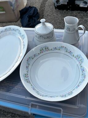 Elegant White Floral Rim Dinnerware Bowl by